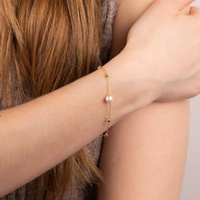 Load image into Gallery viewer, Trace Chain Station Bracelet With Shell Pearl with Yellow Gold Plating B5432
