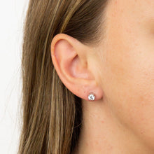Load image into Gallery viewer, Four Claw Stud Earrings E5905
